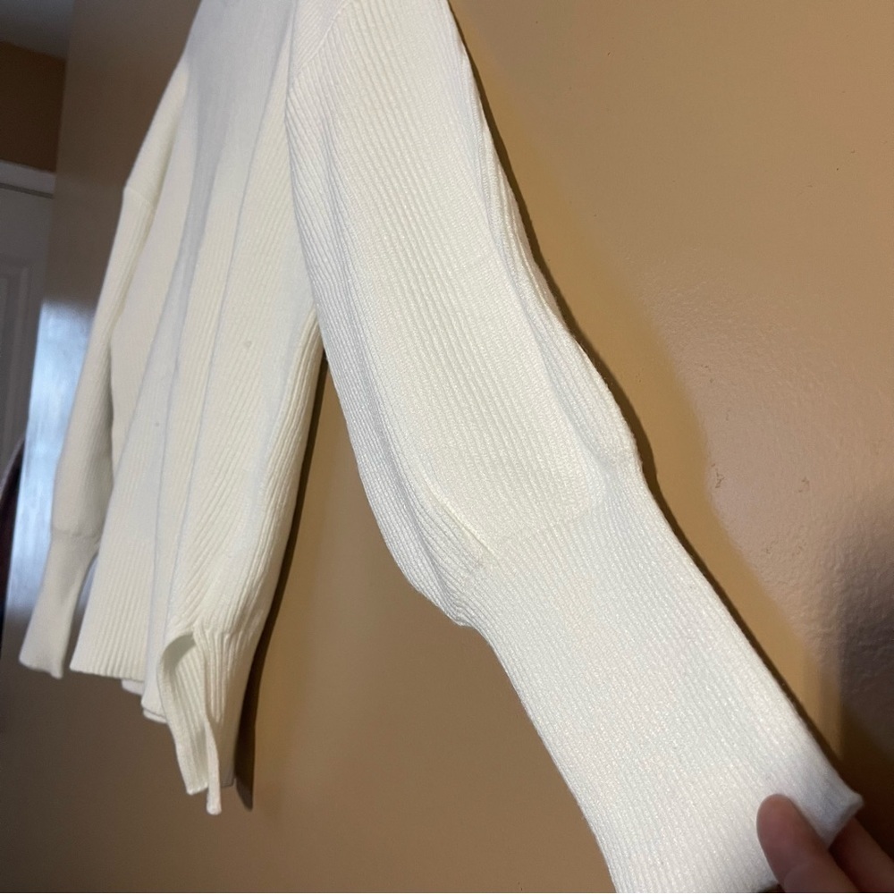Beautiful White Ribbed Knit Sweater Size Small - Picture 2 of 7